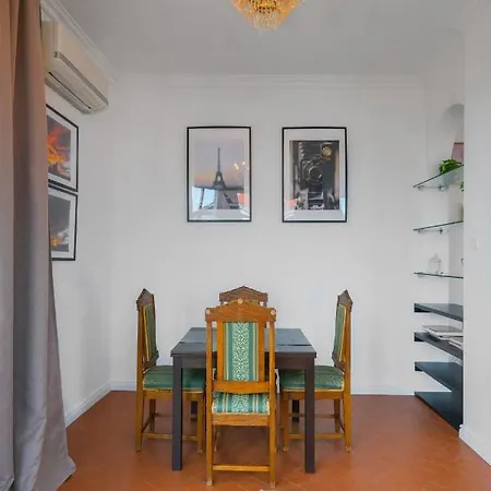 Majestic 1bd Near Nevsky Cathedral With Balcony *