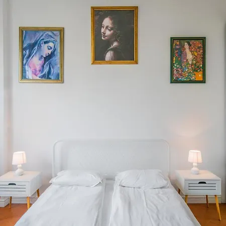 Apartment Majestic 1bd Near Nevsky Cathedral With Balcony