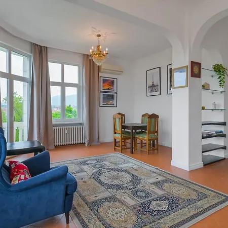 Apartment Majestic 1bd Near Nevsky Cathedral With Balcony *