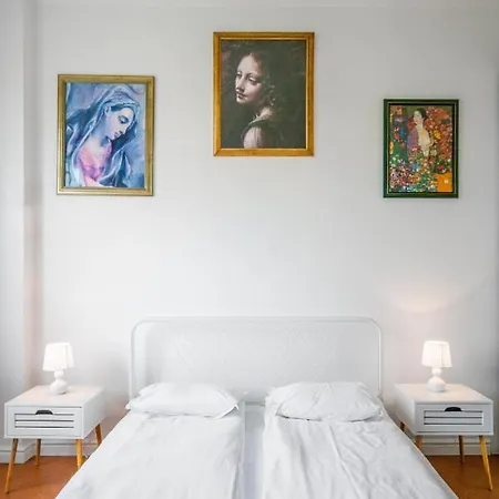 Apartment Majestic 1bd Near Nevsky Cathedral With Balcony