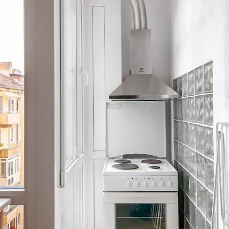 Majestic 1bd Near Nevsky Cathedral With Balcony